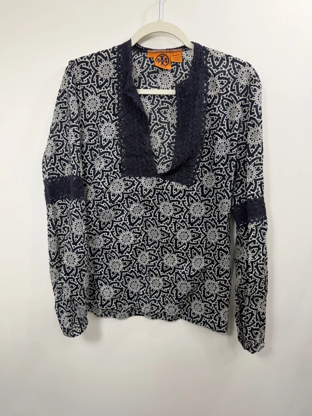 Tory Burch  Boho crochet lace blouse top navy blue light size 10.